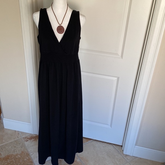 Old Navy Dresses & Skirts - OLD NAVY Smocked Maxi Dress Women’s L Summer Beach classic V neck Cotton classic